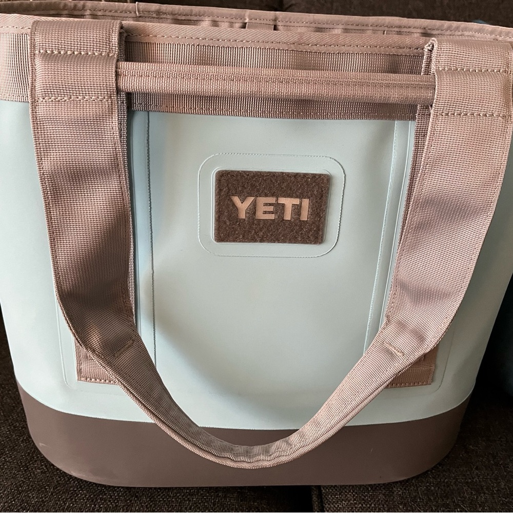 YETI Camino 35 - Sky Blue (authentic - discontinued colour/style)